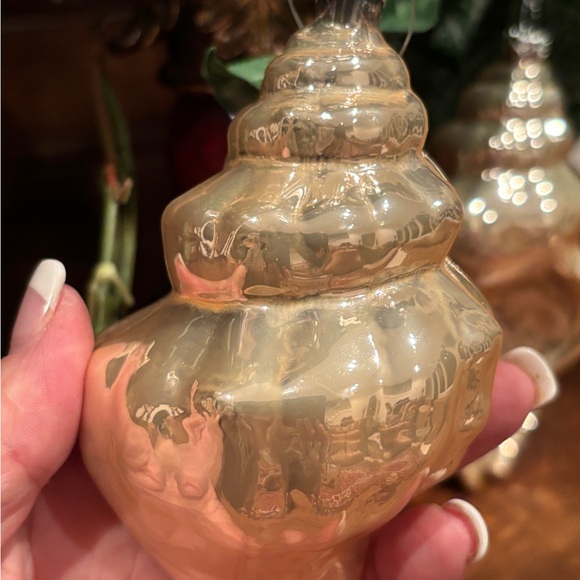 BOMBAY COMPANY VINTAGE SEA SHELL GLASS ORNAMENTS
(4 large) - Picture 2 of 16